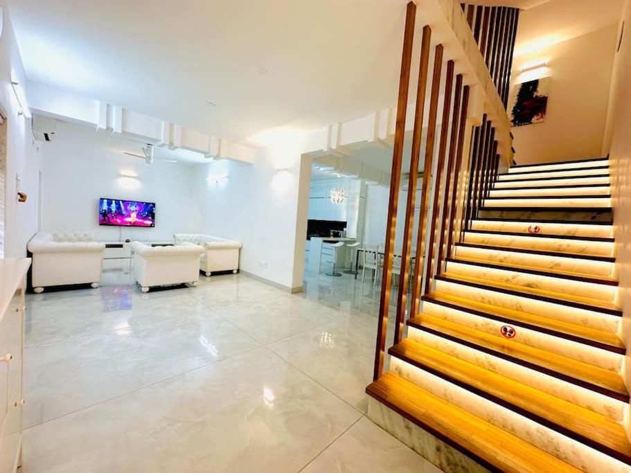 White House Sky View Theatre Villa In Gachibowli Exterior foto